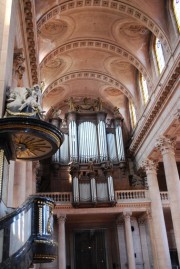 Une ultime vue de la nef, de la chaire et de l'orgue. Cliché personnel (08.2009)