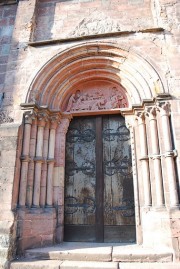 Vue d'une entrée Sud de l'église (portail roman). Cliché personnel