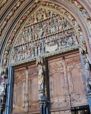Détail du tympan du portail principal avec la statue de Vierge (vers 1290). Cliché personnel