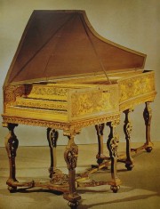 Vue d'un clavecin de Jean Couchet, Paris (1650), richement décoré. Crédit: Les instruments de musique et leur décoration, C. Rueger, Mondialo éd. Leipzig, 1985