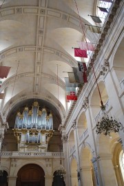 Vue des voûtes de la nef avec l'orgue. Cliché personnel
