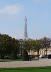 Vue de la tour Eiffel depuis les jardins du Dôme des Invalides. Cliché personnel