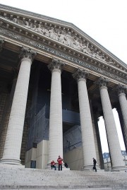 Vue partielle de la façade de La Madeleine. Cliché personnel (nov. 2009)