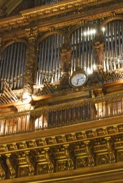 Détail de la Montre de l'orgue avec ses chamades. Cliché personnel