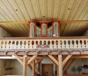 Belle vue de l'orgue sur sa tribune sculptée et peinte à la bernoise. Cliché personnel