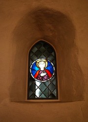 Petite fenêtre romane dans le choeur (saint Théophile). Cliché personnel 