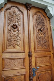 Vue d'une porte sculptée d'une grande beauté. Cliché personnel