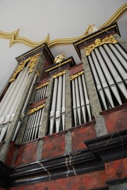 Vue de la Montre de l'orgue en contre-plongée. Cliché personnel