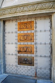 Porte d'entrée avec les symboles de 4 Evangélistes. Cliché personnel