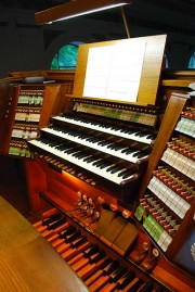 Vue de la console de l'orgue. Cliché personnel de mai 2011 (merci à l'organiste)