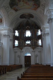 Vue de la nef en direction du grand orgue Gabler. Cliché personnel