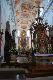 Vue du choeur: le maître-autel au fond et à droite l'Autel de la Croix. Cliché personnel