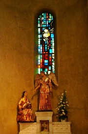 Archange Raphaël et Tobie (statues polychromes, 18ème s.) et très beau vitrail de Loire et Fils. Cliché personnel