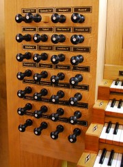 Tirants de registres à gauche: nouveau grand orgue. Cliché personnel