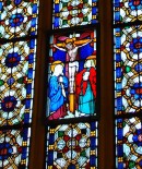 Une Crucifixion dans le choeur: vitrail du 15ème s. Cliché personnel