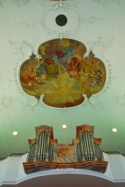 Le Positif de l'orgue en contre-plongée (avec une peinture de la voûte). Cliché personnel