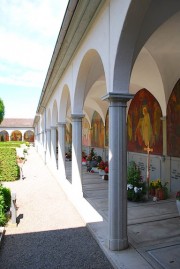 Vue partielle de la galerie couverte du cimetière (avec les peintures de August Meinrad Bächtiger). Cliché personnel