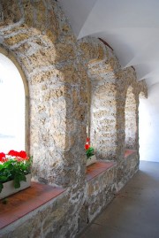 Les arcades du rez-de-chaussée de la chapelle du cimetière, ancien ossuaire. Cliché personnel
