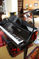 Notre piano Yamaha GT2 dans son cadre. Cliché personnel (août 2012)
