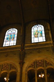 Elévation de la nef avec des vitraux du 19ème siècle. Cliché personnel