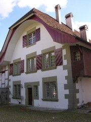 Maison ancienne derrière l'église à Frauenkappelen. Cliché personnel