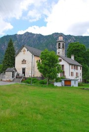 L'église dans son environnement. Cliché personnel (juin 2012)