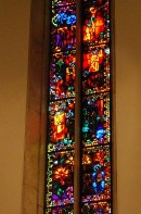 Vue partielle du vitrail de Giacometti, dans le choeur. Cliché personnel