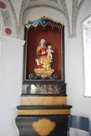 Autel consacré à Marie dans la chapelle-ossuaire. Cliché personnel
