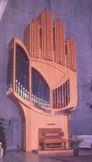 Orgue de l'Alpe d'Huez, conçu par J. Guillou (Titulaire: J. P. Imbert). Crédit: www.uquebec.ca/musique/orgue/