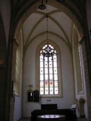 Vue de la nef en direction du choeur. La console de l'orgue est au fond, sous le vitrail. Cliché personnel