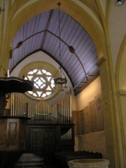 Nef de la collégiale en direction de l'orgue. Cliché personnel