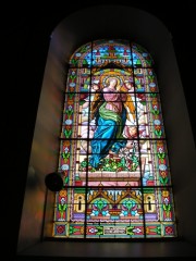 Magnifique vitrail dans le choeur de cette église. Cliché personnel