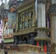 Dôme de Milan: orgue historique Sud (Valvassori), avec, à la suite, un des buffets Tamburini. Source: it/wikipedia.org