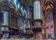 Dôme de Milan: vaste espace vers l'entrée du choeur avec vue sur une partie des orgues. Source: it/wikipedia.org