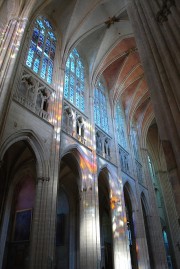 Autre vue de la nef avec la magie des couleurs du soir. Cliché personnel