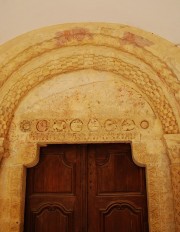 Belle sculpture romane au niveau d'une porte d'entrée. Cliché personnel