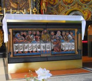 Cène sculptée sur bois devant l'autel. Cliché personnel
