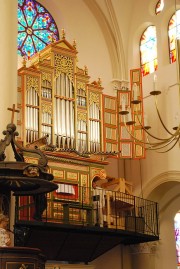 Vue de l'orgue avec le facteur espagnol visible partiellement caché, vers les soufflets mécaniques manuels. Cliché personnel (Schleppy, 10 juin 2018)