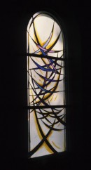 Un vitrail de F. Bolli (chapelle à Veyrier, GE). Source: site de l'artiste