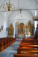 Vue intérieure de la nef et des 3 autels sculptés: ci-dessous à droite