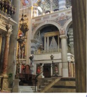 Cathédrale de Pise: orgue Mascioni (1977-80) situé à droite dans le choeur, face à l'autre orgue (Serassi: 1831-35). Auteur du cliché: J'ai vu Nina voler (Wikipedia)