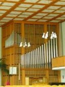 Petite vue de l'orgue Metzler de la Neue Kirche Albisrieden. Source: https://kirche-zh.ch/-7/portal/orgeln