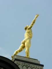 Autre vue de la statue dorée surplombant le porche. Cliché personnel au zoom