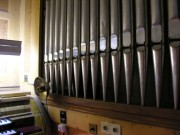 Vue partielle des tuyaux de l'orgue Kuhn dans la niche de la console. Cliché personnel