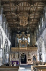 Vue de l'intérieur, côté NEF, de la cathédrale de St. Davids avec l'orgue. Crédit: www.stdavidscathedral.org.uk/