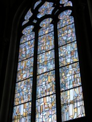 Un vitrail du choeur (ces vitraux sont pratiquement semblables). Cliché personnel