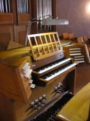 La console de l'orgue Kuhn, placée entre Grand Orgue et Positif de dos. Cliché personnel