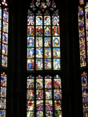 Vue du vitrail axial de la Passion au zoom (daté de 1441). Cliché personnel