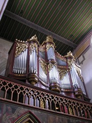 L'orgue Goll vue de trois-quarts en contre-plongée. Cliché personnel