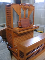 L'orgue de choeur de l'église St-Pierre-et-Paul, décrit dans la page de texte. Cliché personnel